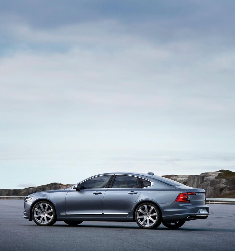 Volvo S90 en perspectiva lateral dinámica, destacando su aerodinámica. Volvo S90 en perspectiva lateral dinámica, destacando su aerodinámica.