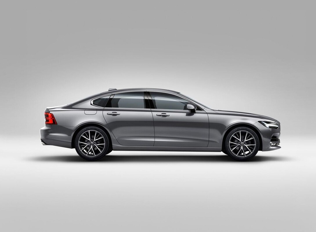 Vista lateral del Volvo S90 en tono gris mostrando su diseño elegante. Vista lateral del Volvo S90 en tono gris mostrando su diseño elegante.