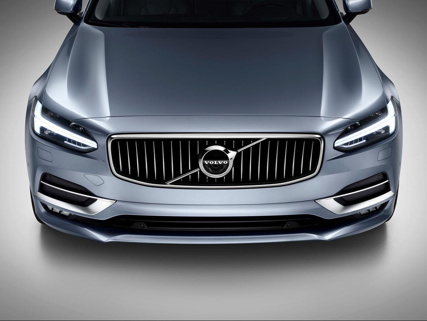 Detalle de la icónica parrilla del Volvo S90 que resalta su identidad.