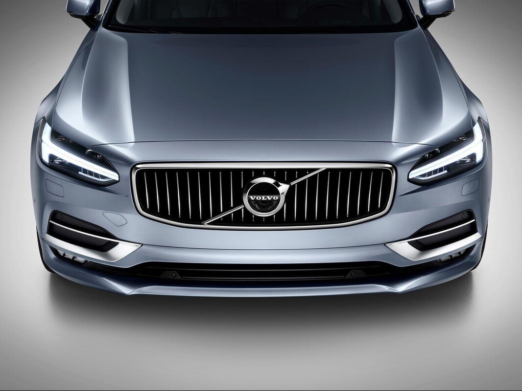 Detalle de la icónica parrilla del Volvo S90 que resalta su identidad. Detalle de la icónica parrilla del Volvo S90 que resalta su identidad.