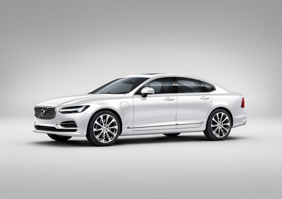 Perfil lateral del Volvo S90 mostrando sus líneas elegantes y llantas. Perfil lateral del Volvo S90 mostrando sus líneas elegantes y llantas.