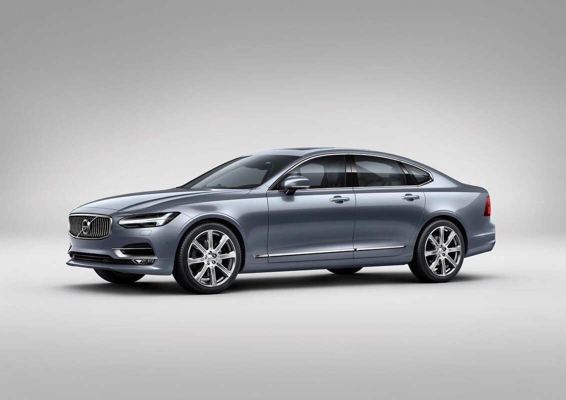 Perfil lateral del Volvo S90 mostrando su diseño y líneas fluidas. Perfil lateral del Volvo S90 mostrando su diseño y líneas fluidas.