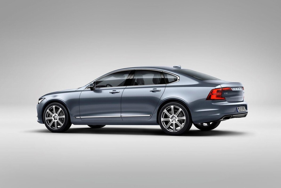 Perfil lateral del Volvo S90 en estudio, resaltando su estilizada silueta. Perfil lateral del Volvo S90 en estudio, resaltando su estilizada silueta.