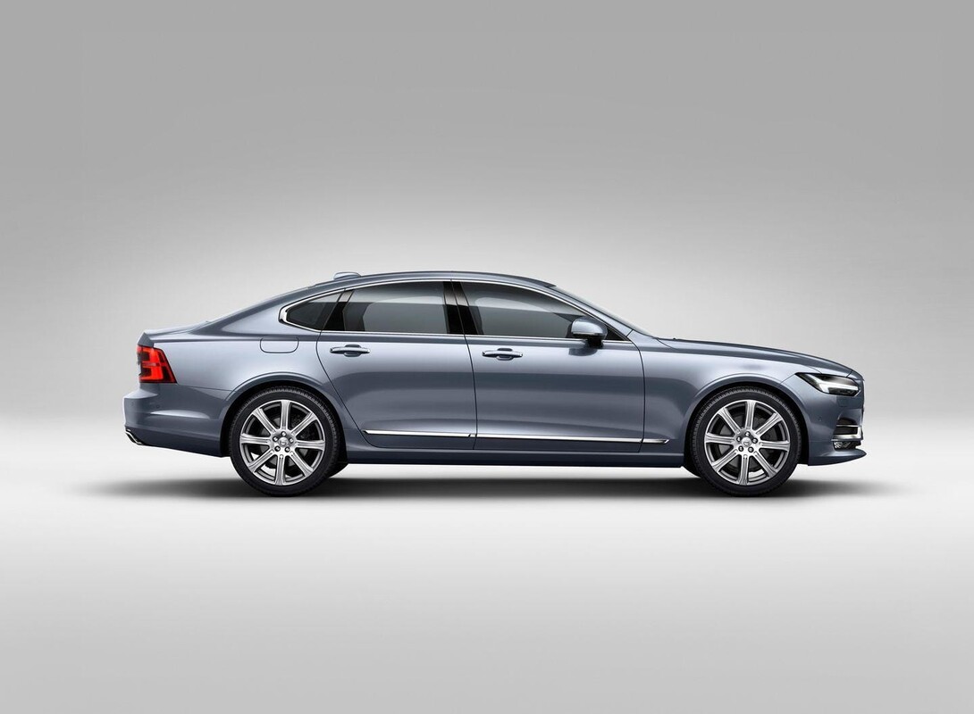 Imagen lateral del Volvo S90 revelando su silueta y llantas. Imagen lateral del Volvo S90 revelando su silueta y llantas.