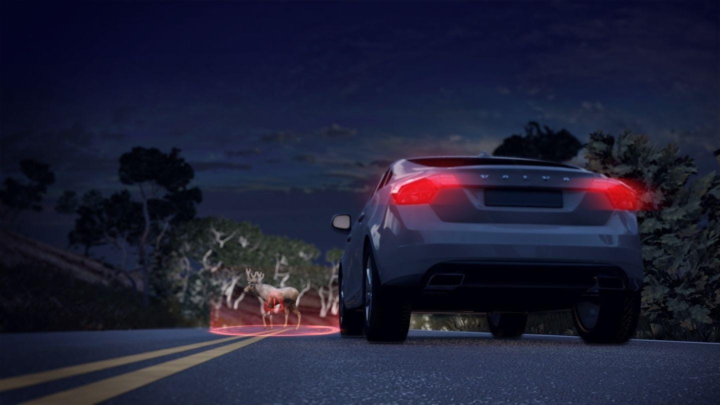 Vista trasera del Volvo S90 destacando su sistema de seguridad nocturna.