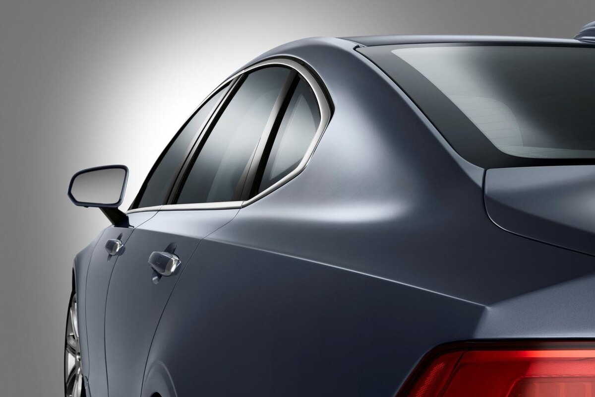 Trasera del Volvo S90 mostrando su diseño lumínico y refinadas curvas. Trasera del Volvo S90 mostrando su diseño lumínico y refinadas curvas.