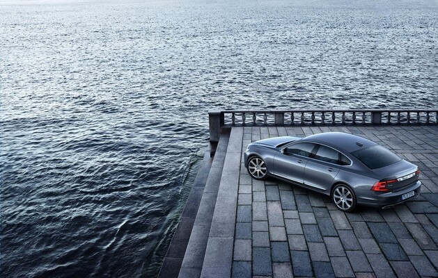 Trasera del Volvo S90 junto al mar, integrándose con la serenidad del muelle. Trasera del Volvo S90 junto al mar, integrándose con la serenidad del muelle.
