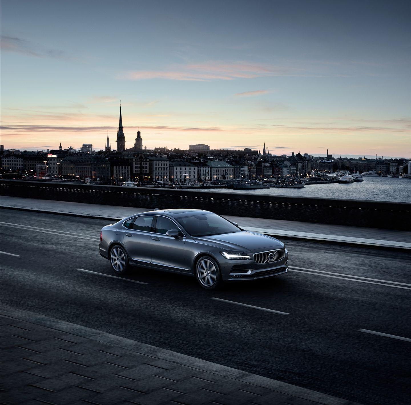El Volvo S90 en una escena urbana, fusionando elegancia y entorno arquitectónico.