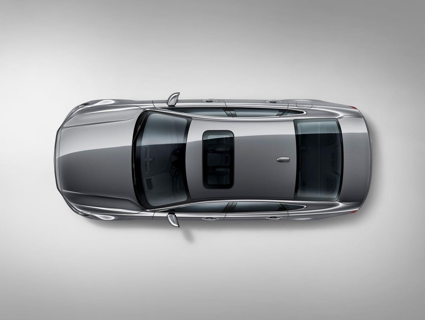 Vista aérea del Volvo S90 resaltando su diseño de techo solar.