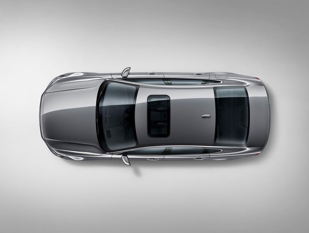Vista aérea del Volvo S90 resaltando su diseño de techo solar. Vista aérea del Volvo S90 resaltando su diseño de techo solar.
