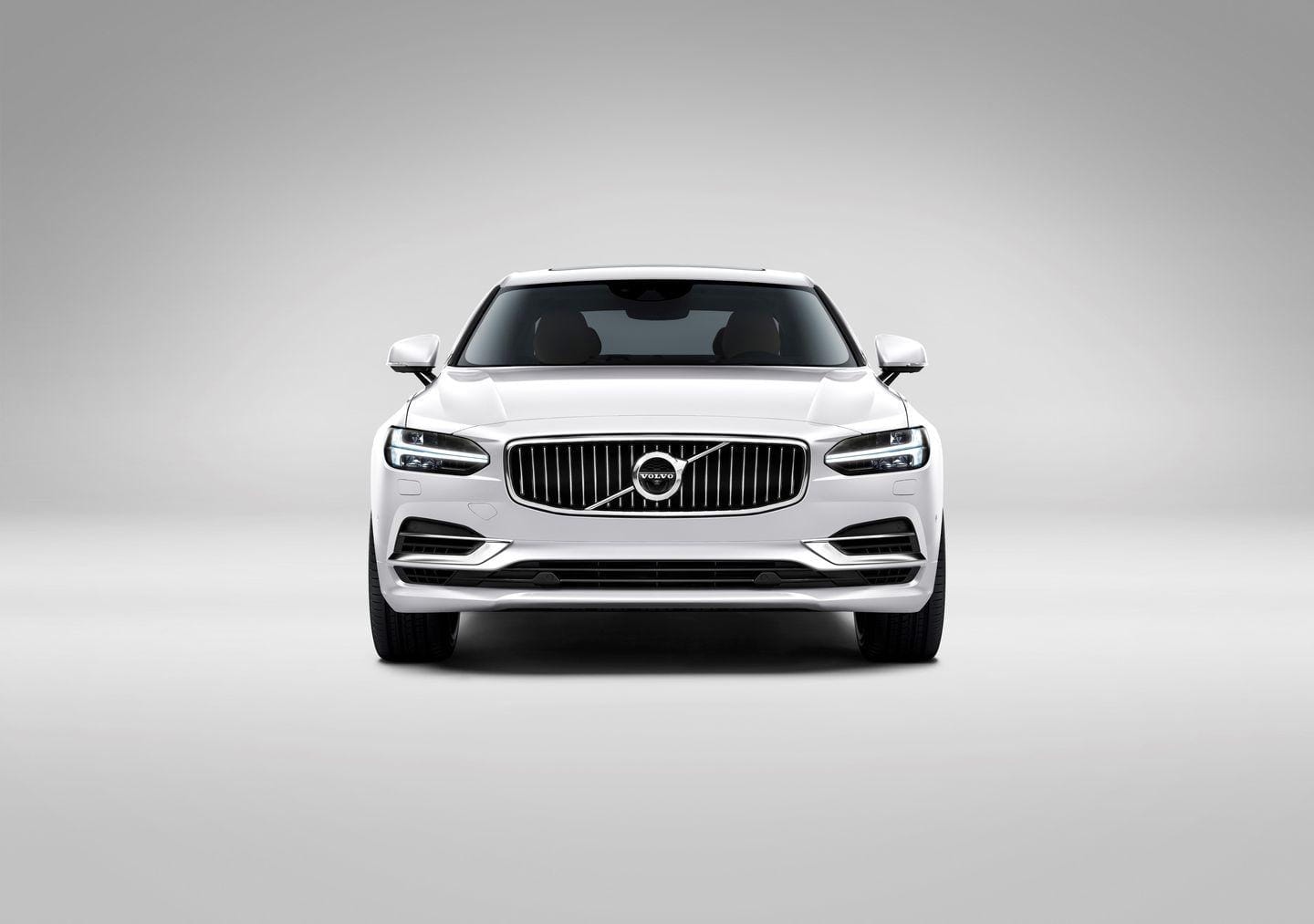 Imagen frontal del Volvo S90 destacando su parrilla y faros LED.