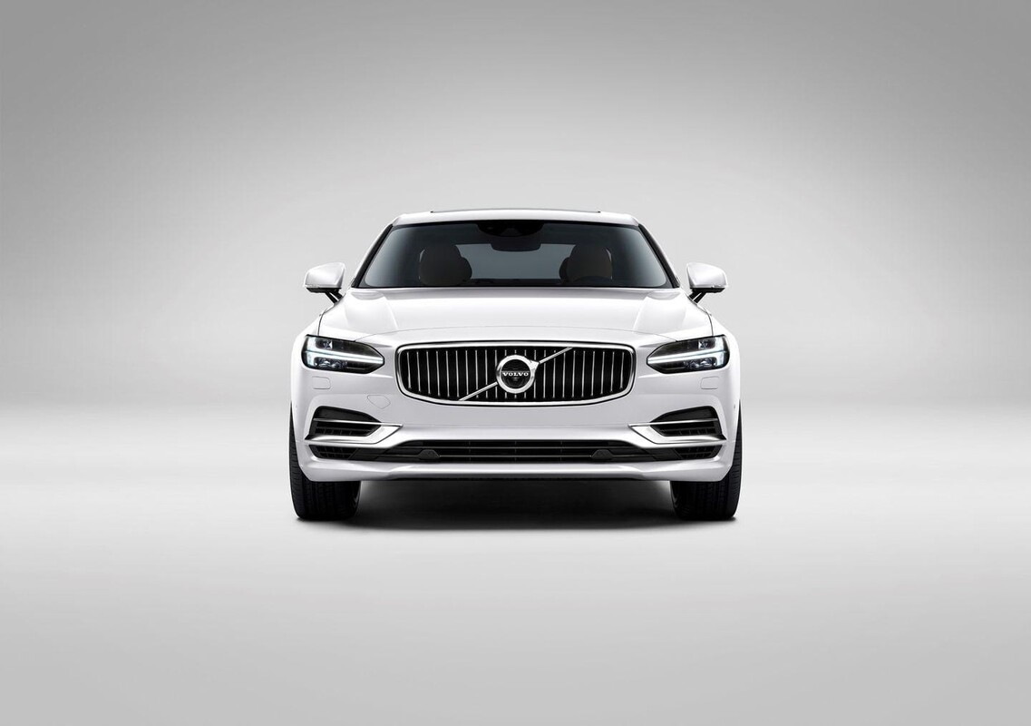 Imagen frontal del Volvo S90 destacando su parrilla y faros LED. Imagen frontal del Volvo S90 destacando su parrilla y faros LED.