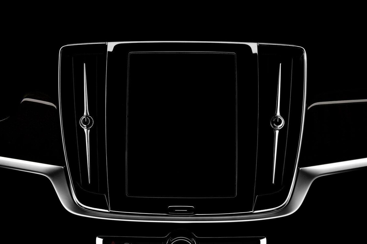 Vista frontal superior del Volvo S90, destacando su diseño elegante. Vista frontal superior del Volvo S90, destacando su diseño elegante.
