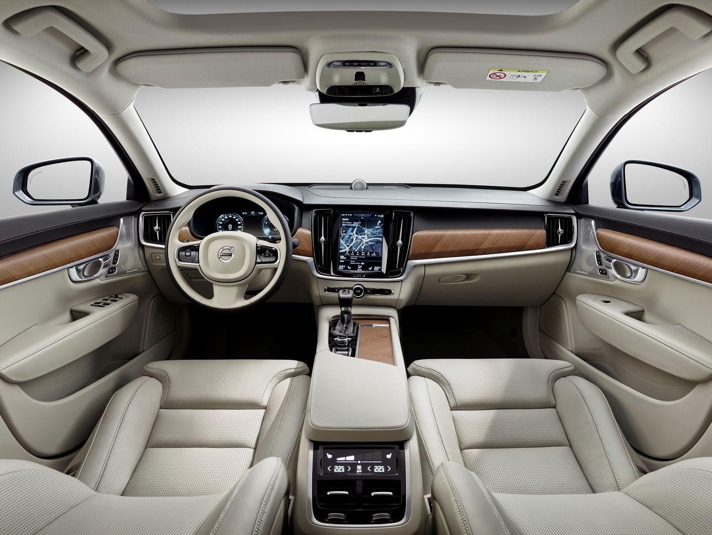 Vista frontal del Volvo S90 destacando su parrilla y ópticas LED.