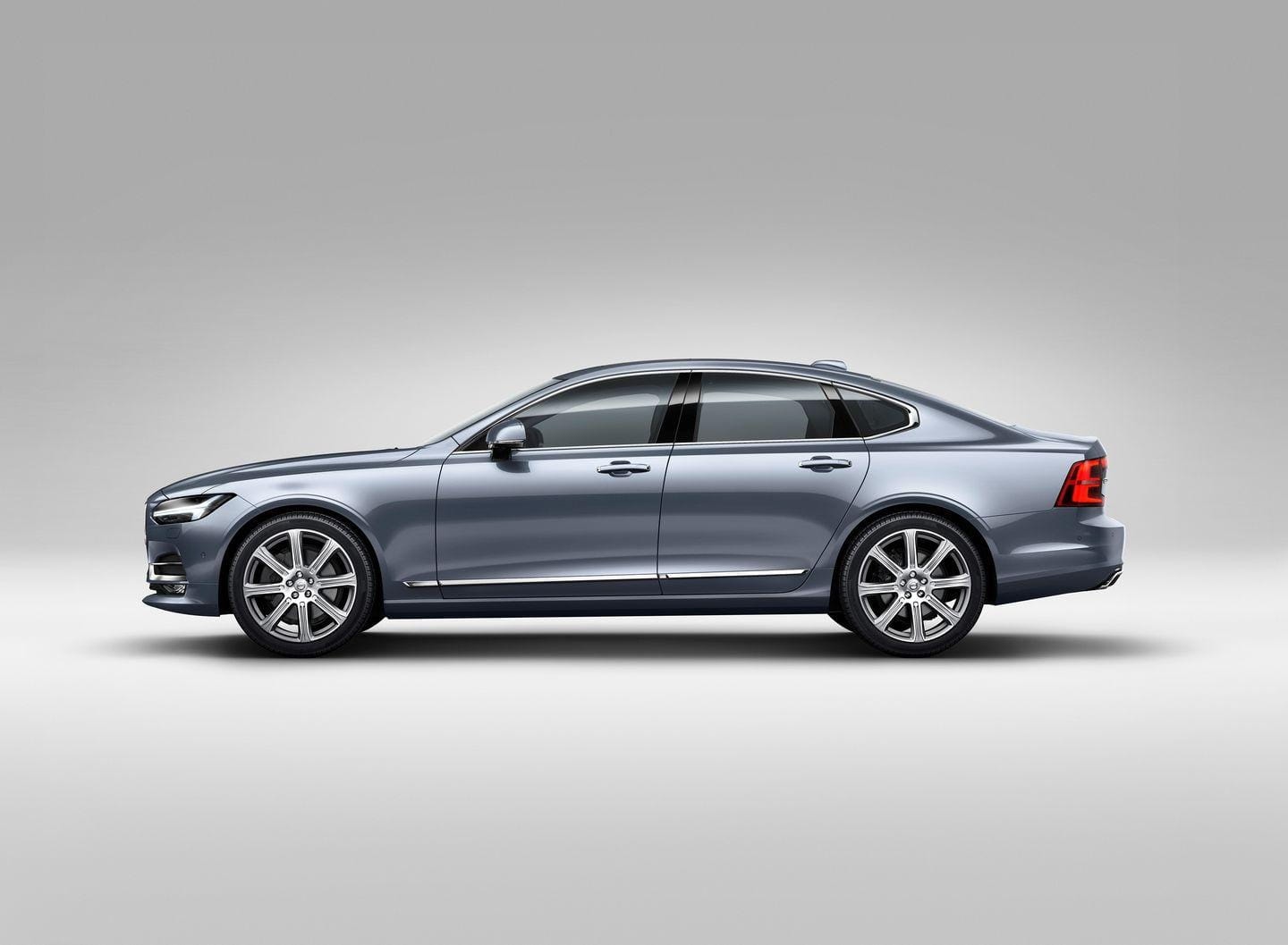 Imagen estática del Volvo S90 mostrando su perfil lateral completo.