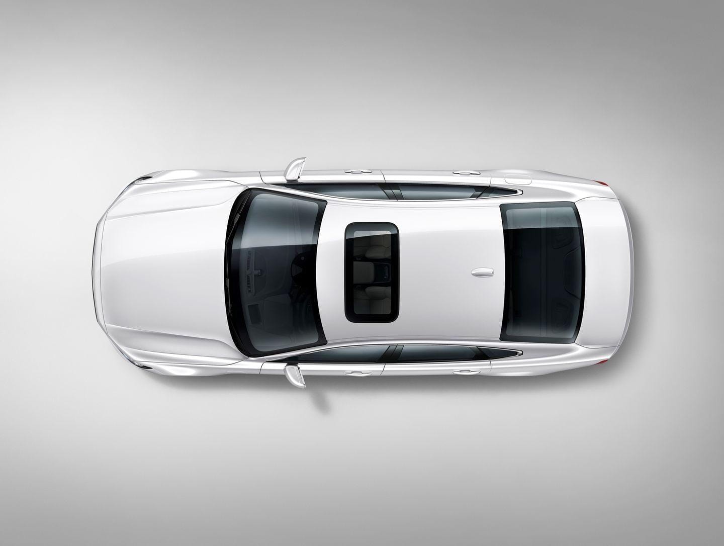 Vista superior del Volvo S90 mostrando el techo panorámico.