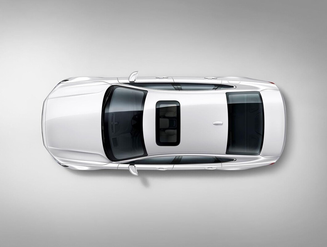 Vista superior del Volvo S90 mostrando el techo panorámico. Vista superior del Volvo S90 mostrando el techo panorámico.
