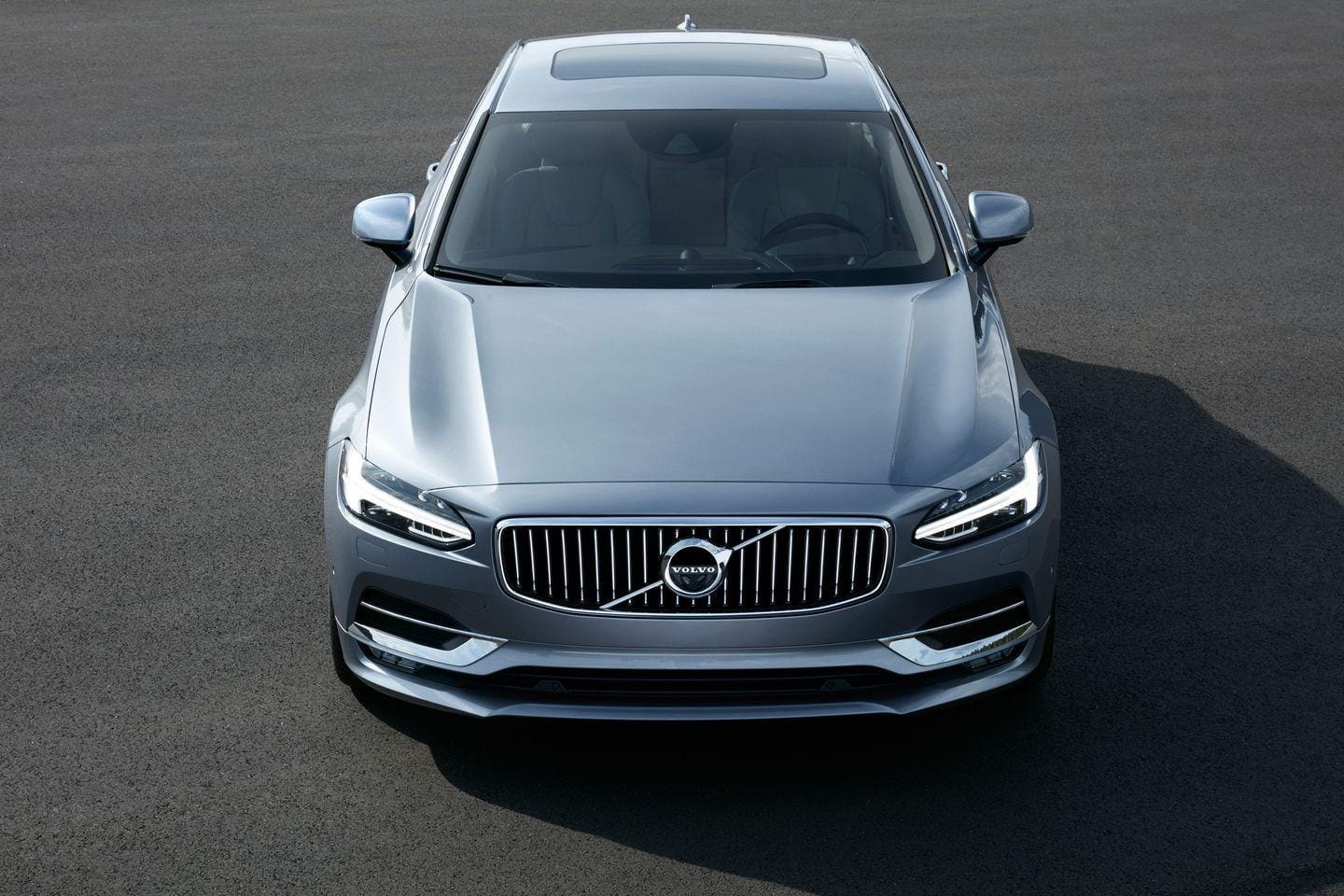 Imagen de la trasera del Volvo S90 con su distintivo diseño de luces LED.