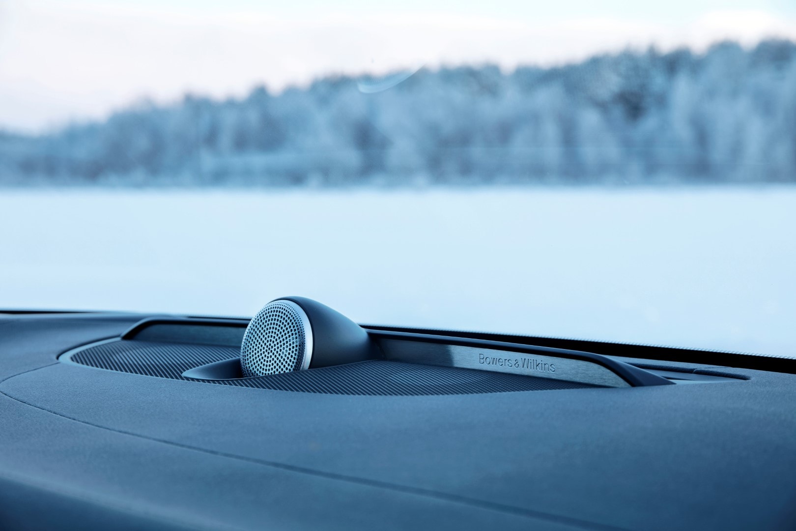 Detalle del altavoz de alta fidelidad Bowers & Wilkins en el salpicadero.