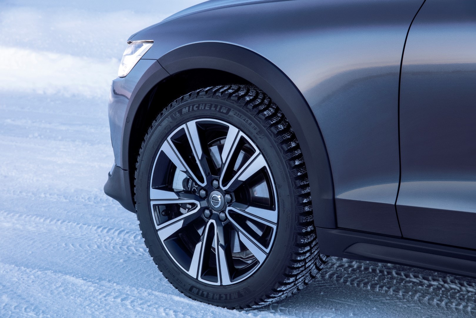 Rueda del V60 Cross Country con llantas de aleación y neumático de invierno.