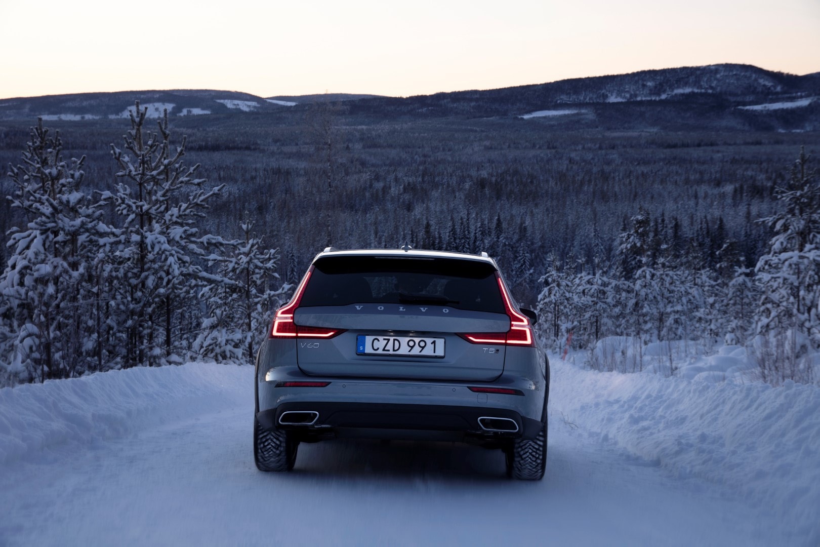 Vista trasera del vehículo con luces LED distintivas y diseño elegante.