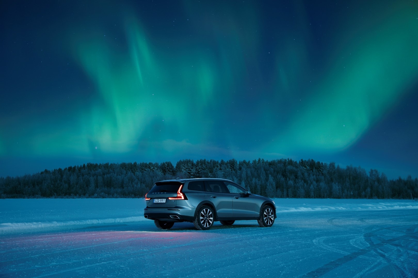 Volvo V60 bajo la aurora boreal, una combinación de tecnología y naturaleza.