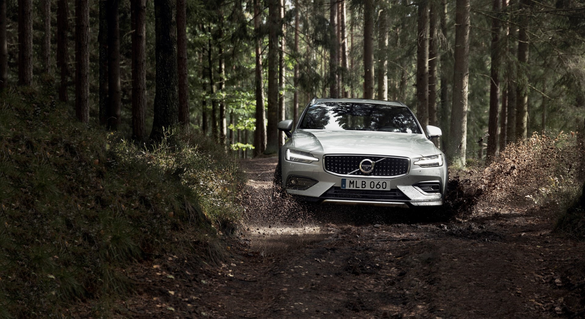 Vista frontal del V60 Cross Country navegando por un camino forestal.
