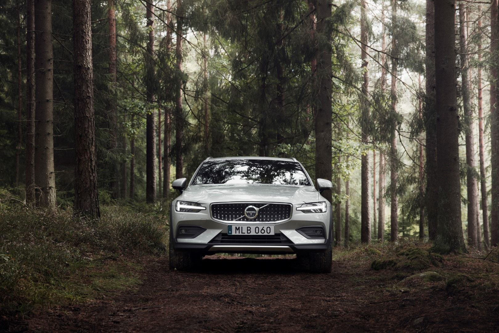 Volvo V60 Cross Country en un entorno natural, mostrando su frontal.