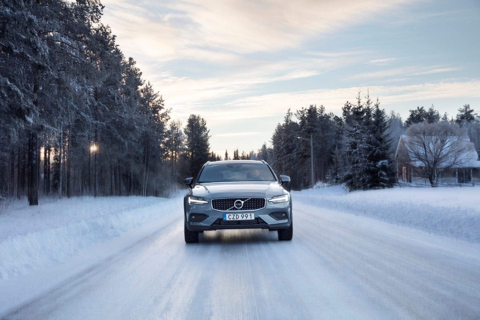 El Volvo V60 Cross Country enfrentando una carretera nevada de frente.