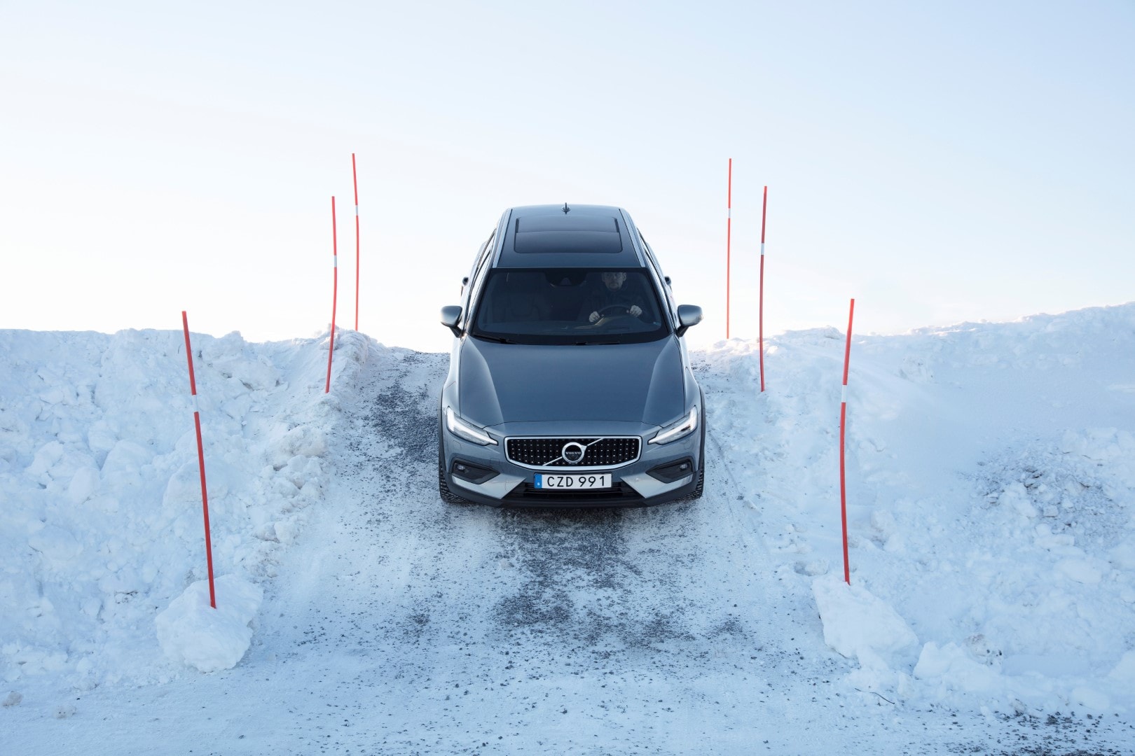 Imagen frontal del V60 Cross Country mostrando su capacidad de tracción en nieve.