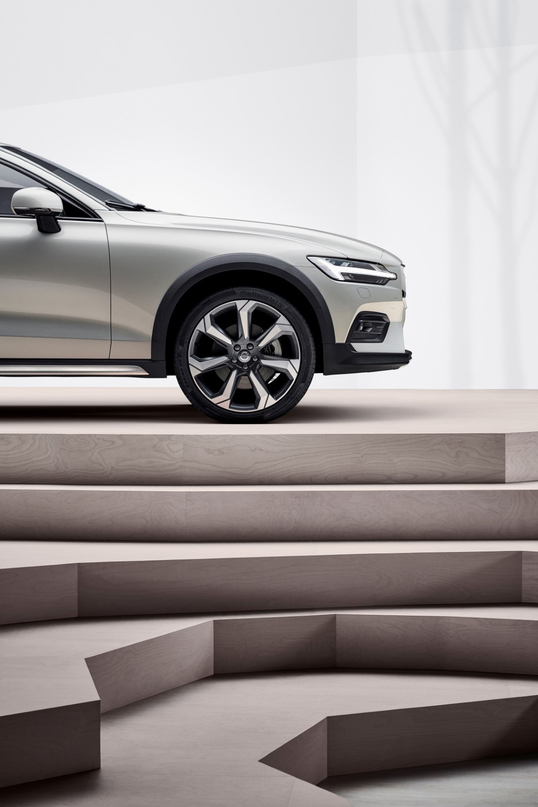 Volvo V60 Cross Country posando con elegancia lateral sobre escaleras modernas.