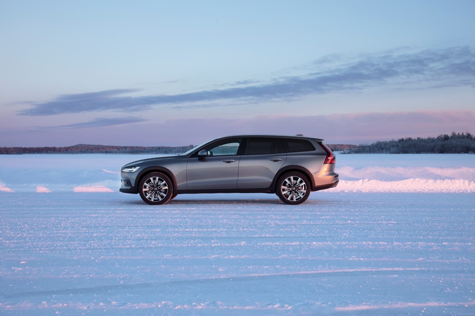 Vista lateral del Volvo V60 Cross Country sobre la nieve.