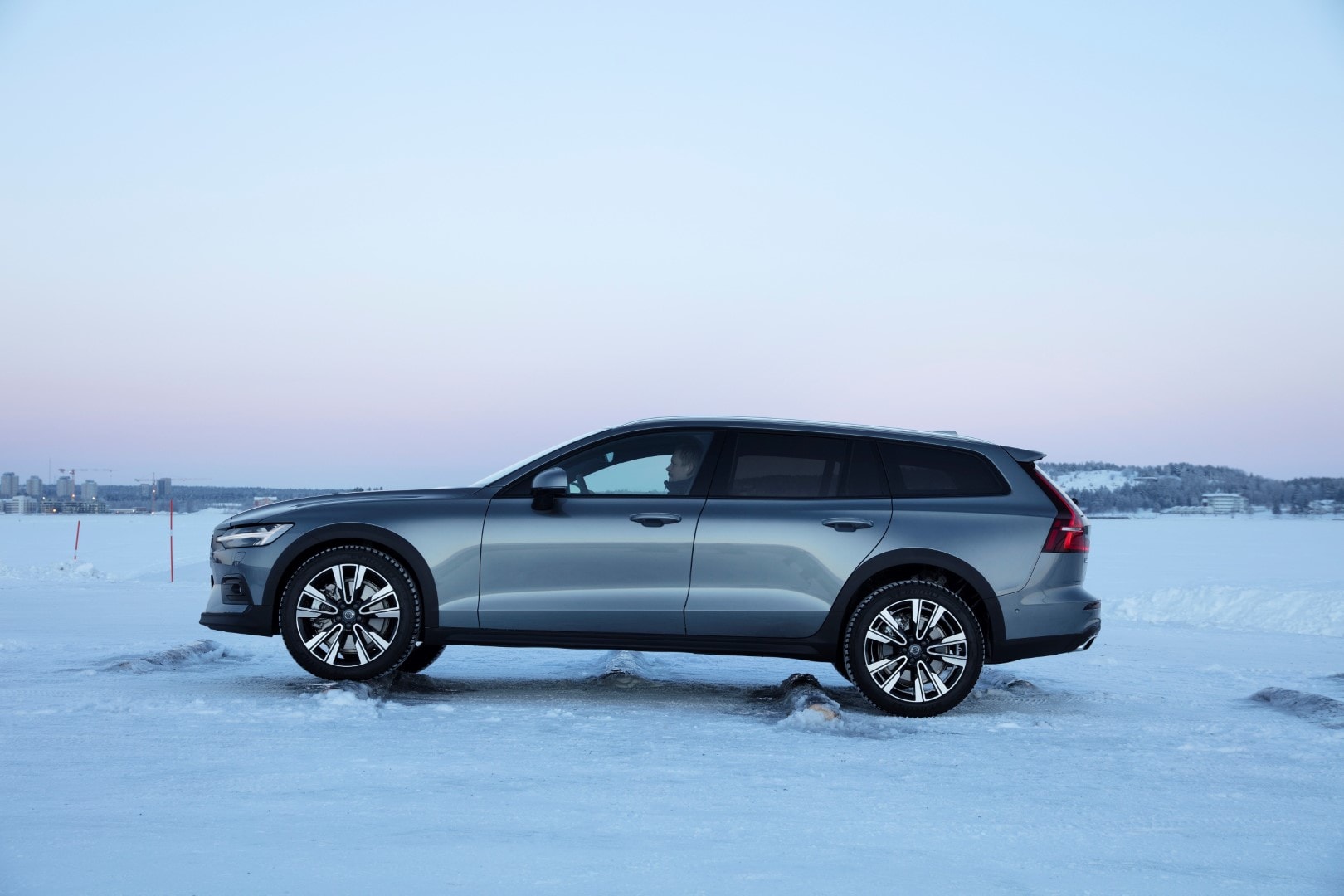 Perfil completo del V60 Cross Country lateral mostrando su línea en un entorno gélido.