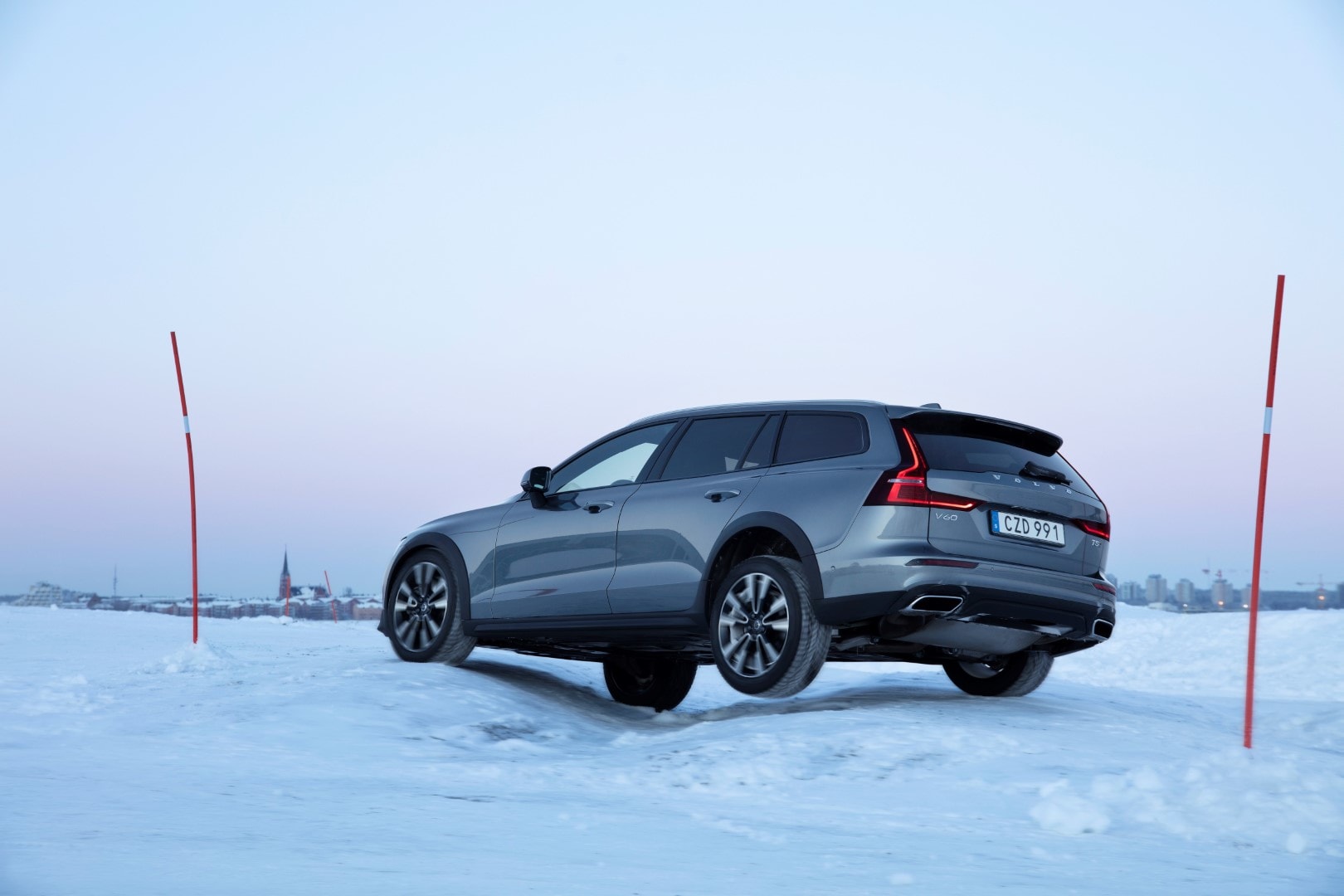 Parte trasera del Volvo V60 Cross Country en un bello panorama invernal.
