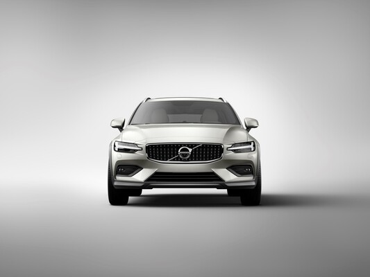 Imagen frontal del V60 Cross Country, muestra su parrilla distintiva.