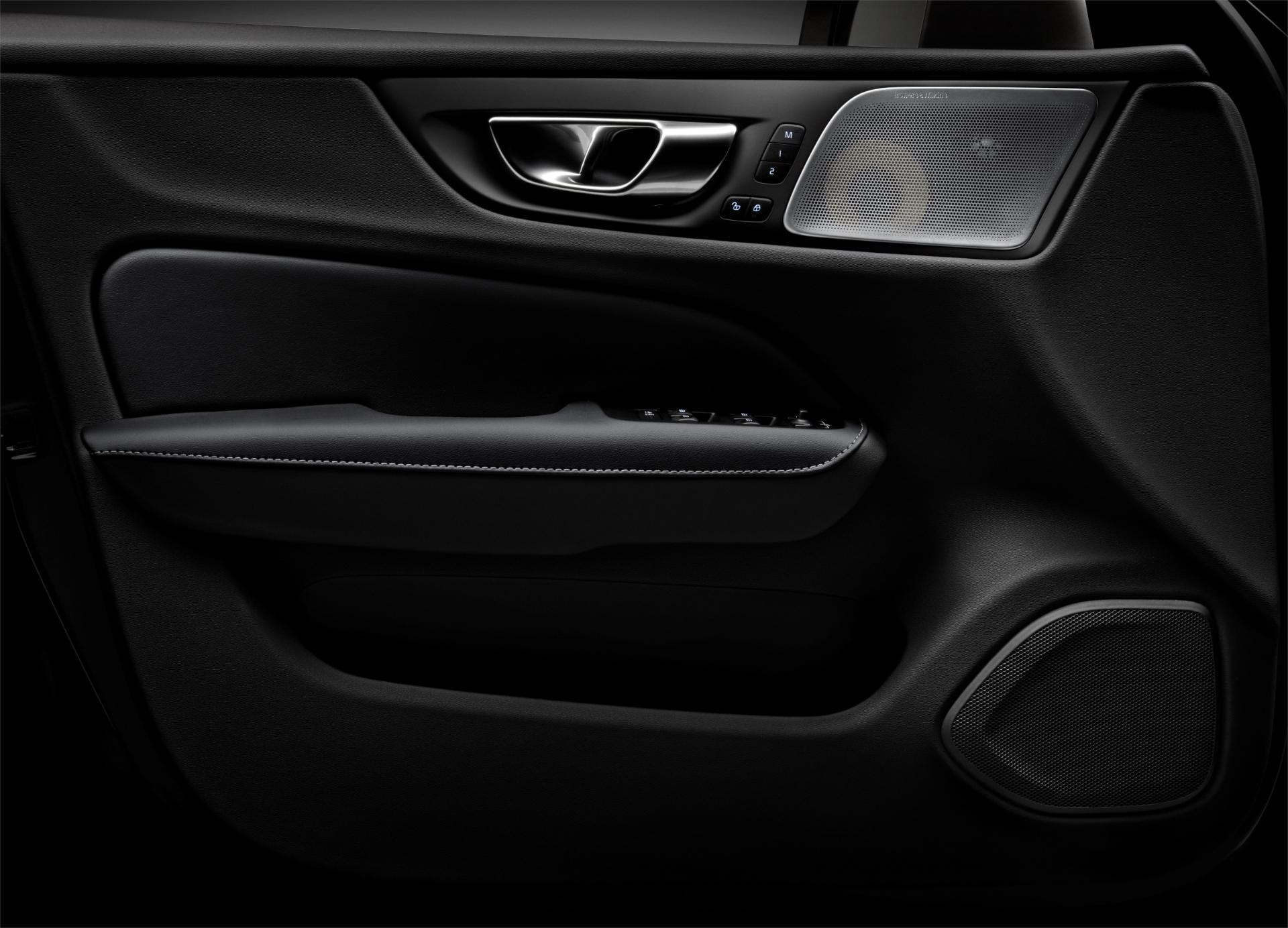 Imagen de la puerta del conductor mostrando los controles y acabados.