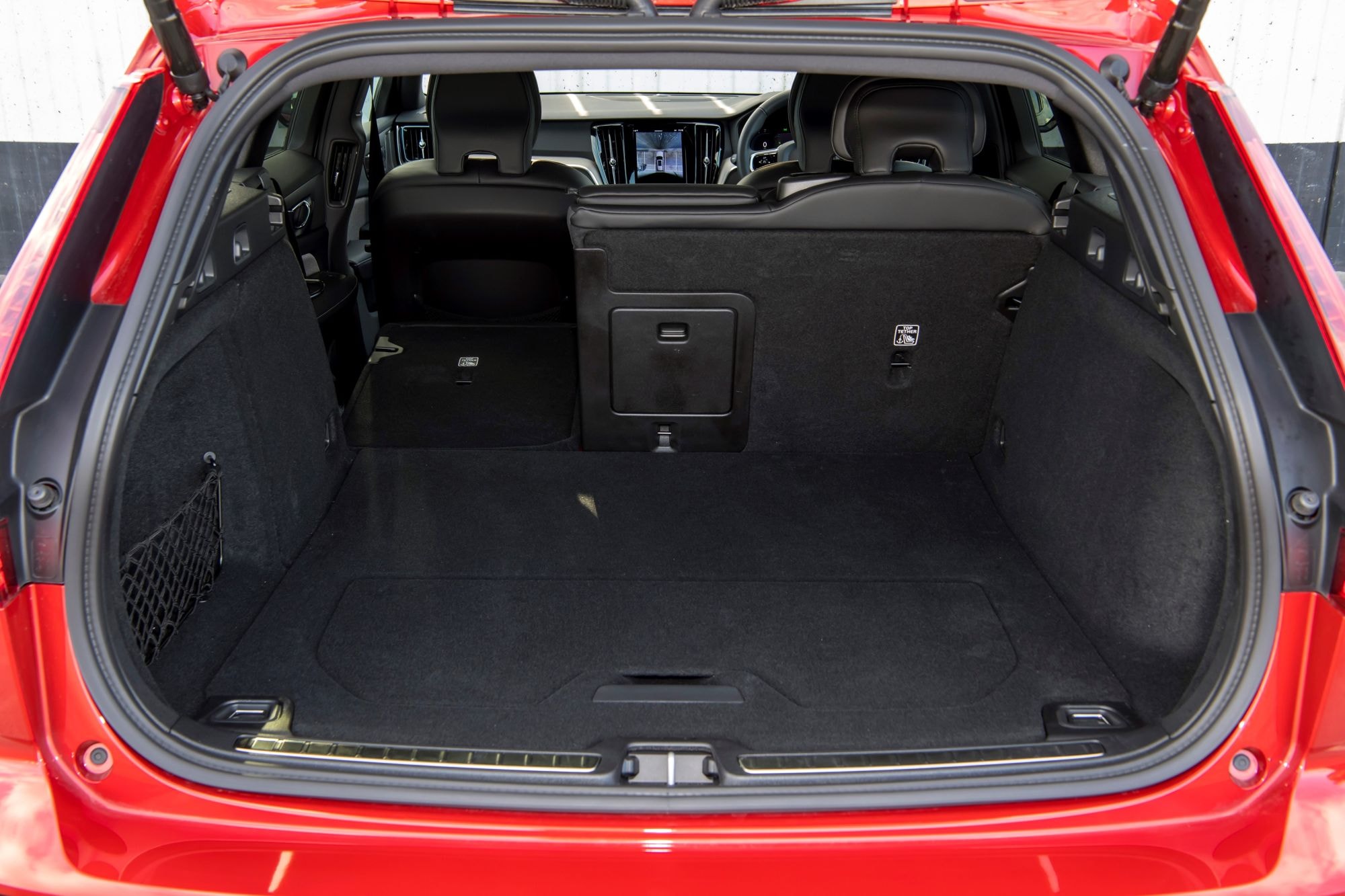 Maletero del Volvo V60 Híbrido con asientos abatidos.