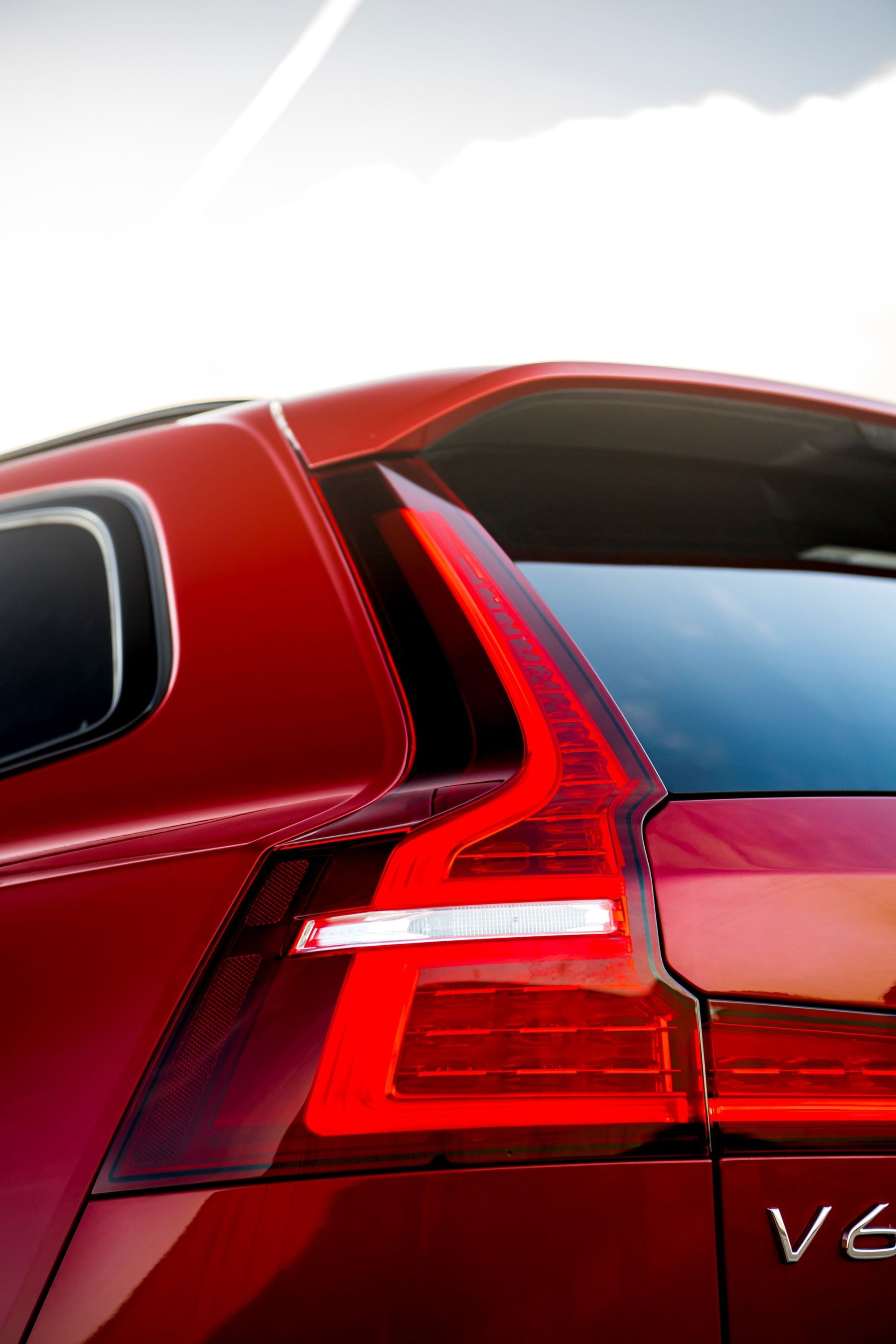 Frente del Volvo V60 Híbrido con logotipo destacado.