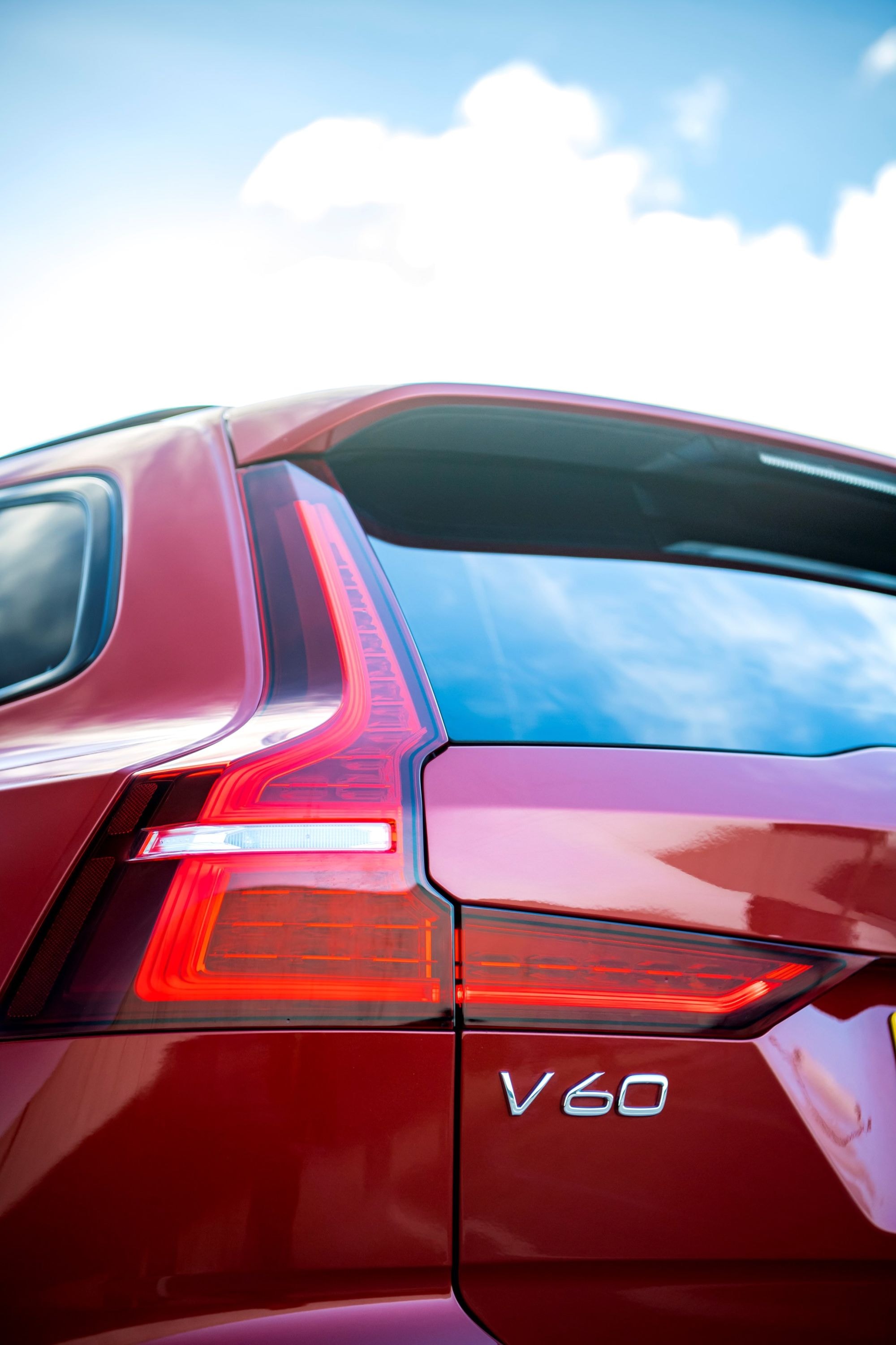 Diseño trasero del Volvo V60 Híbrido destacando luces LED.