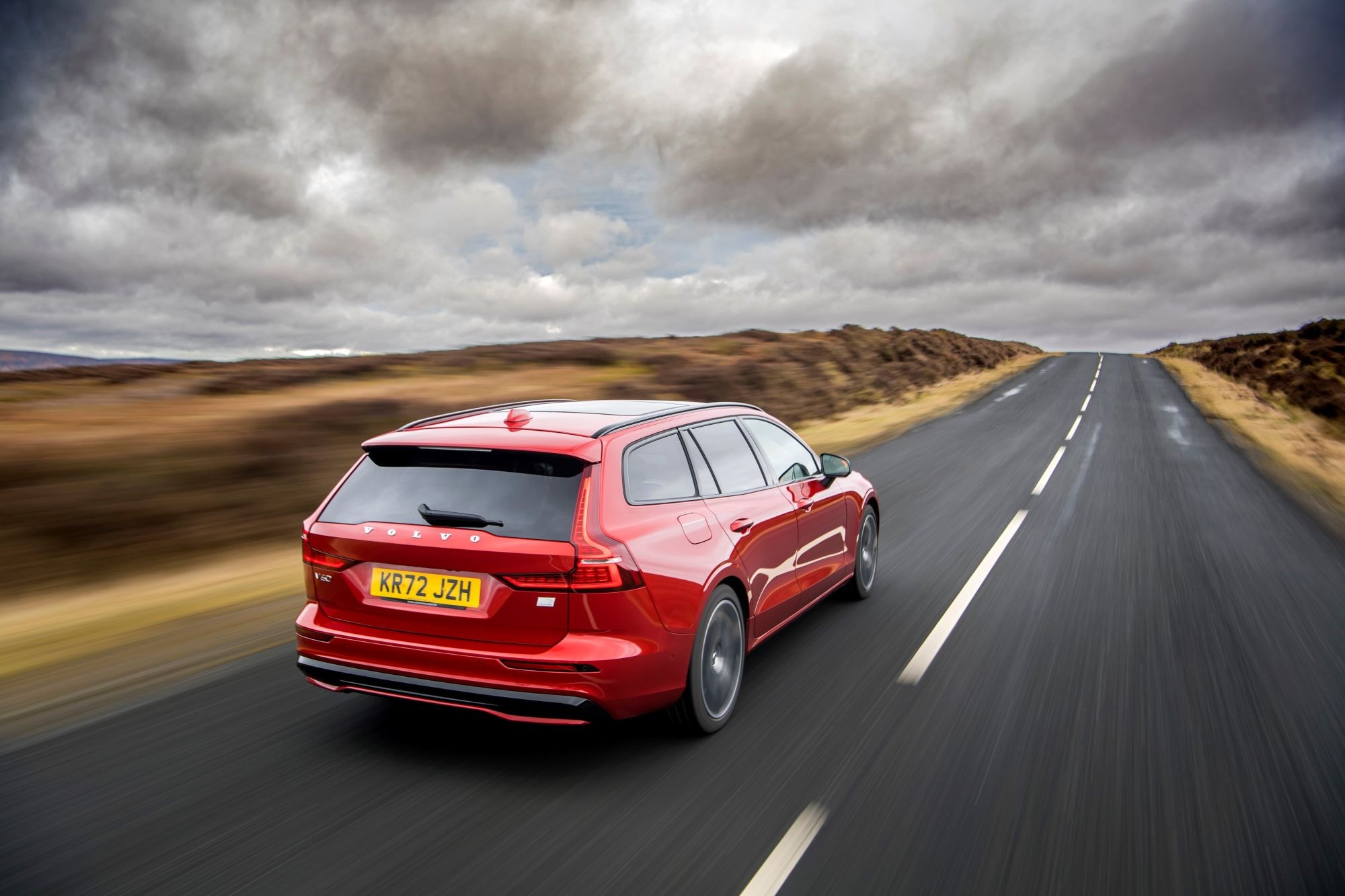 Vista lateral y trasera del Volvo V60 Híbrido, elegante y moderno.