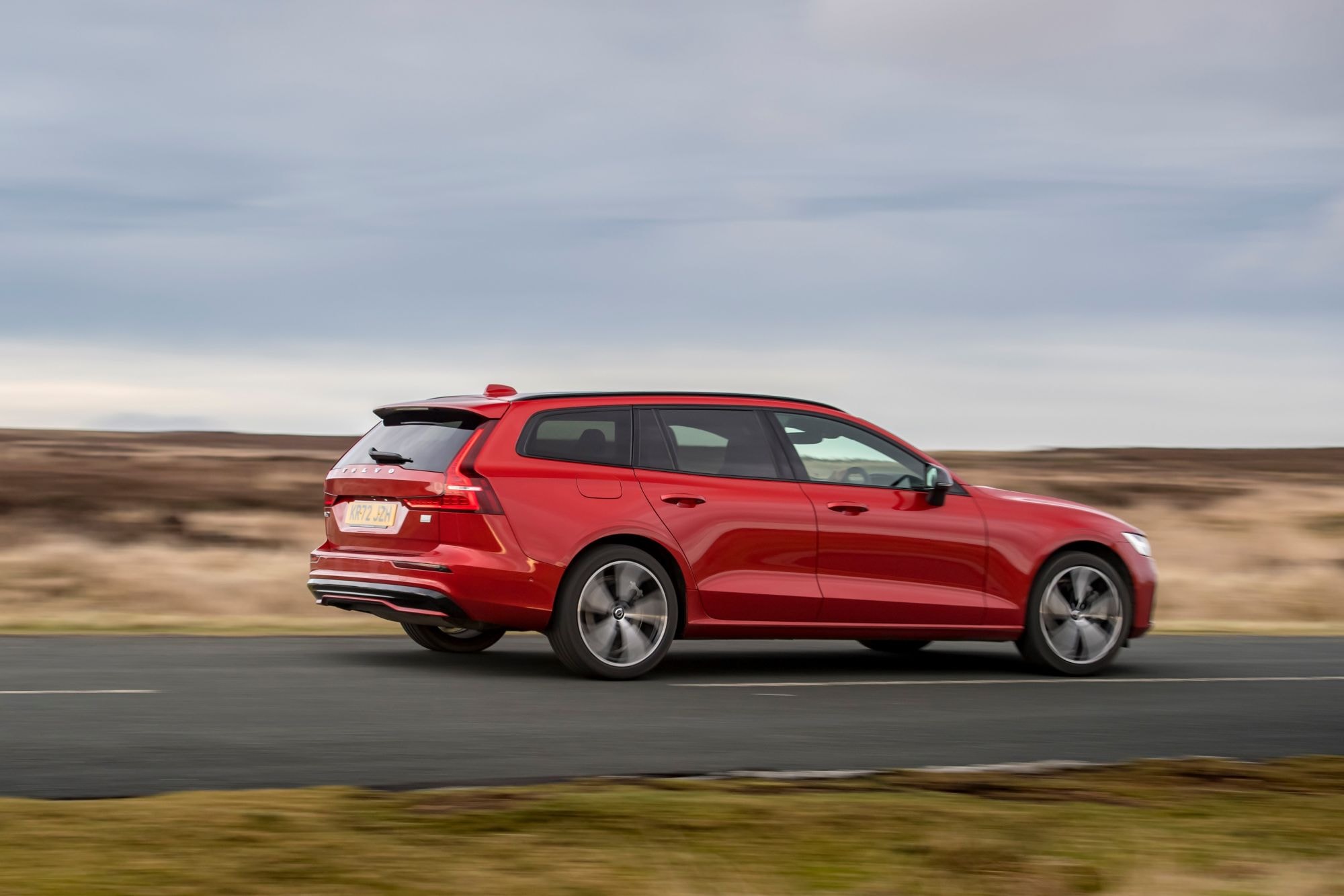 Volvo V60 Híbrido en movimiento por carretera, mostrando su dinamismo.