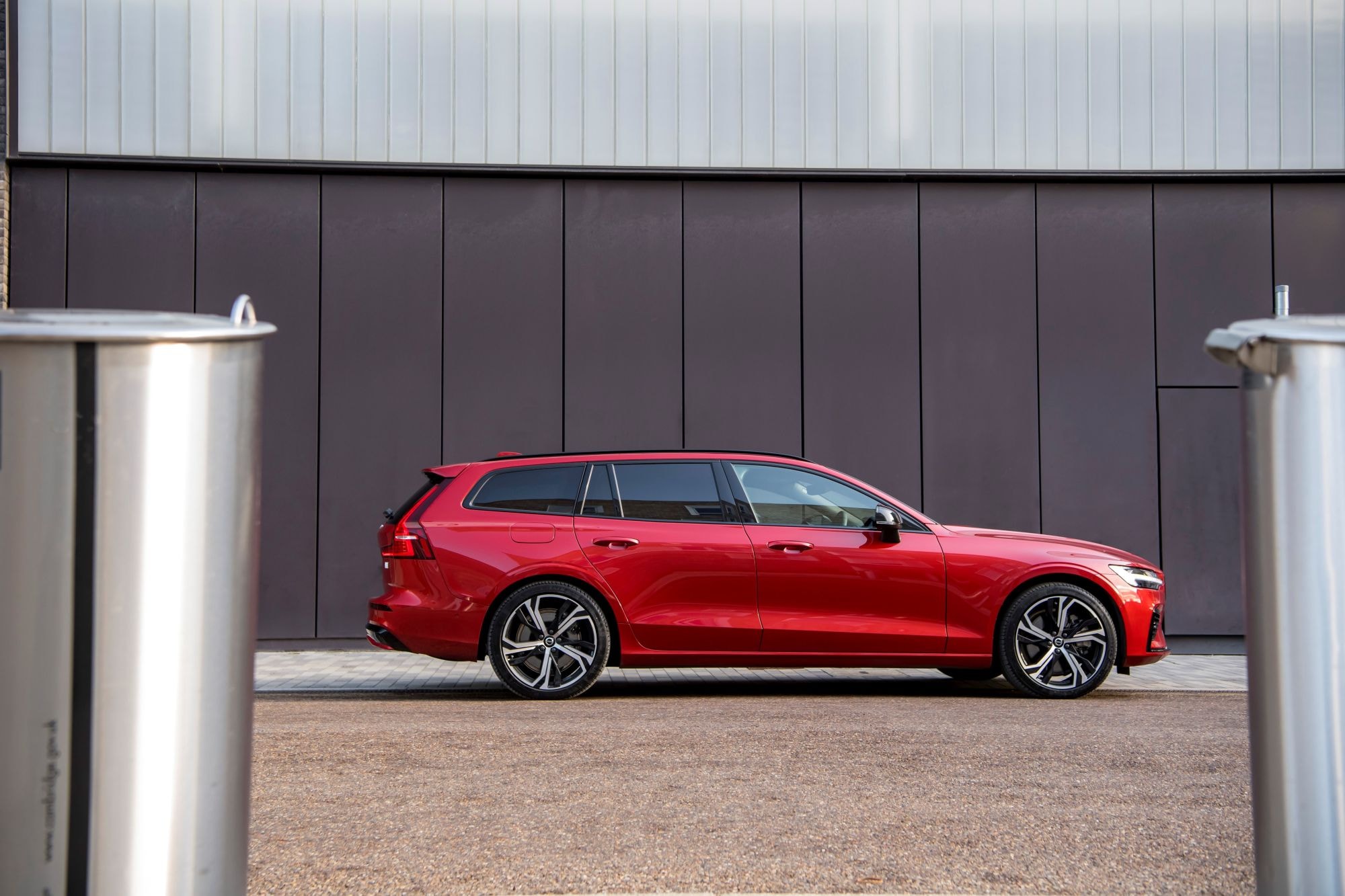 Volvo V60 Híbrido en acción, destacando su diseño estilizado.