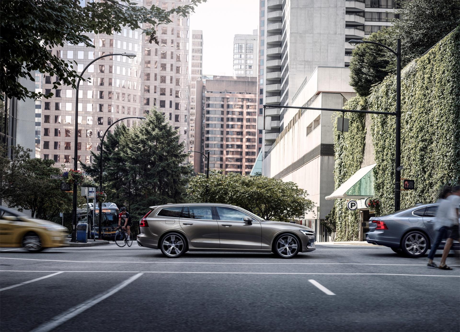 El Volvo V60 Híbrido capturado en movimiento en un entorno urbano.