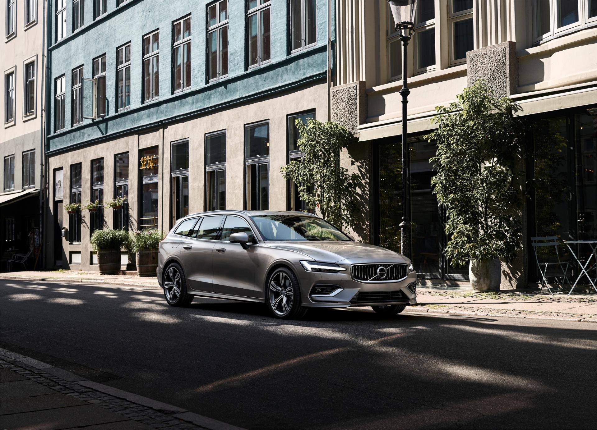 Volvo V60 híbrido luciendo su diseño y estilo en la ciudad.