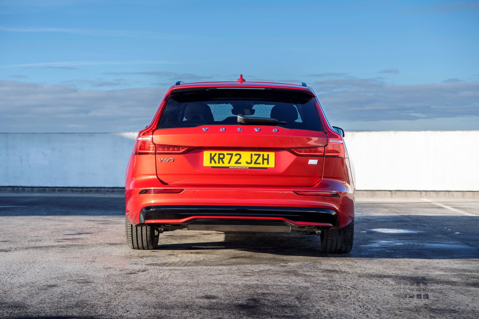 El Volvo V60 híbrido destaca por su diseño deportivo y elegante.