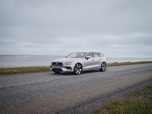 El V60 híbrido frente al mar, destacando la combinación de performance y sostenibilidad. El V60 híbrido frente al mar, destacando la combinación de performance y sostenibilidad.