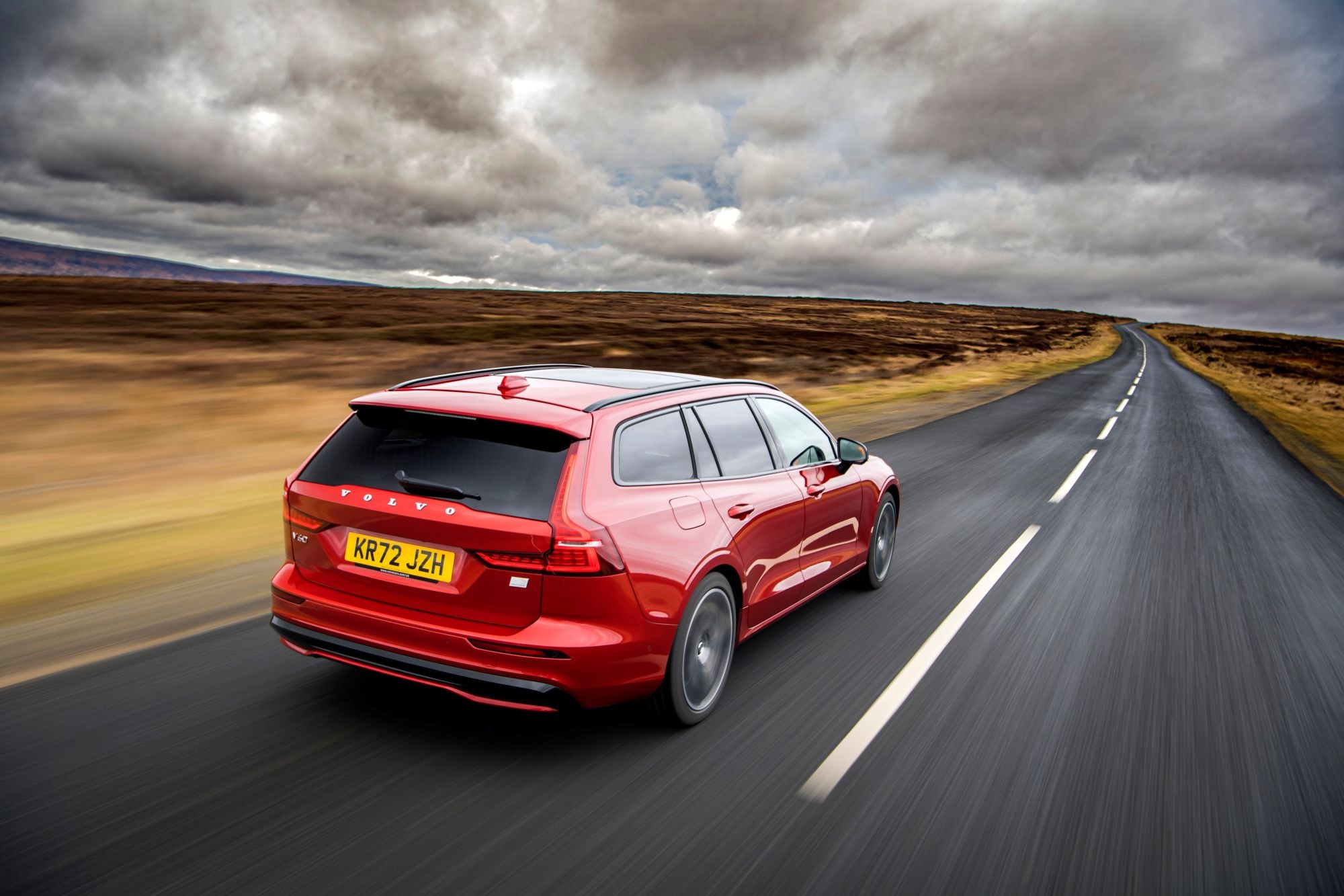 Línea elegante desde el costado, mostrando su aerodinámica.