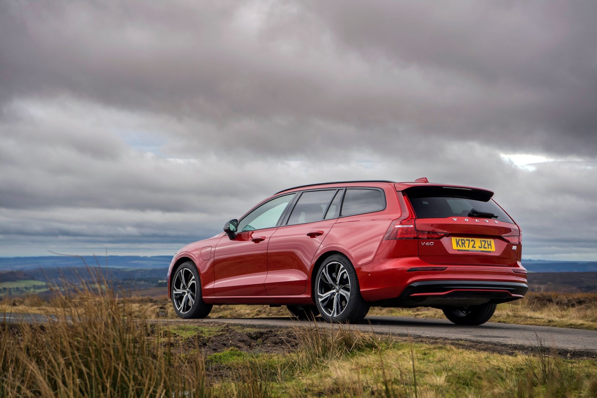 Otra perspectiva lateral que destaca su robustez y diseño.