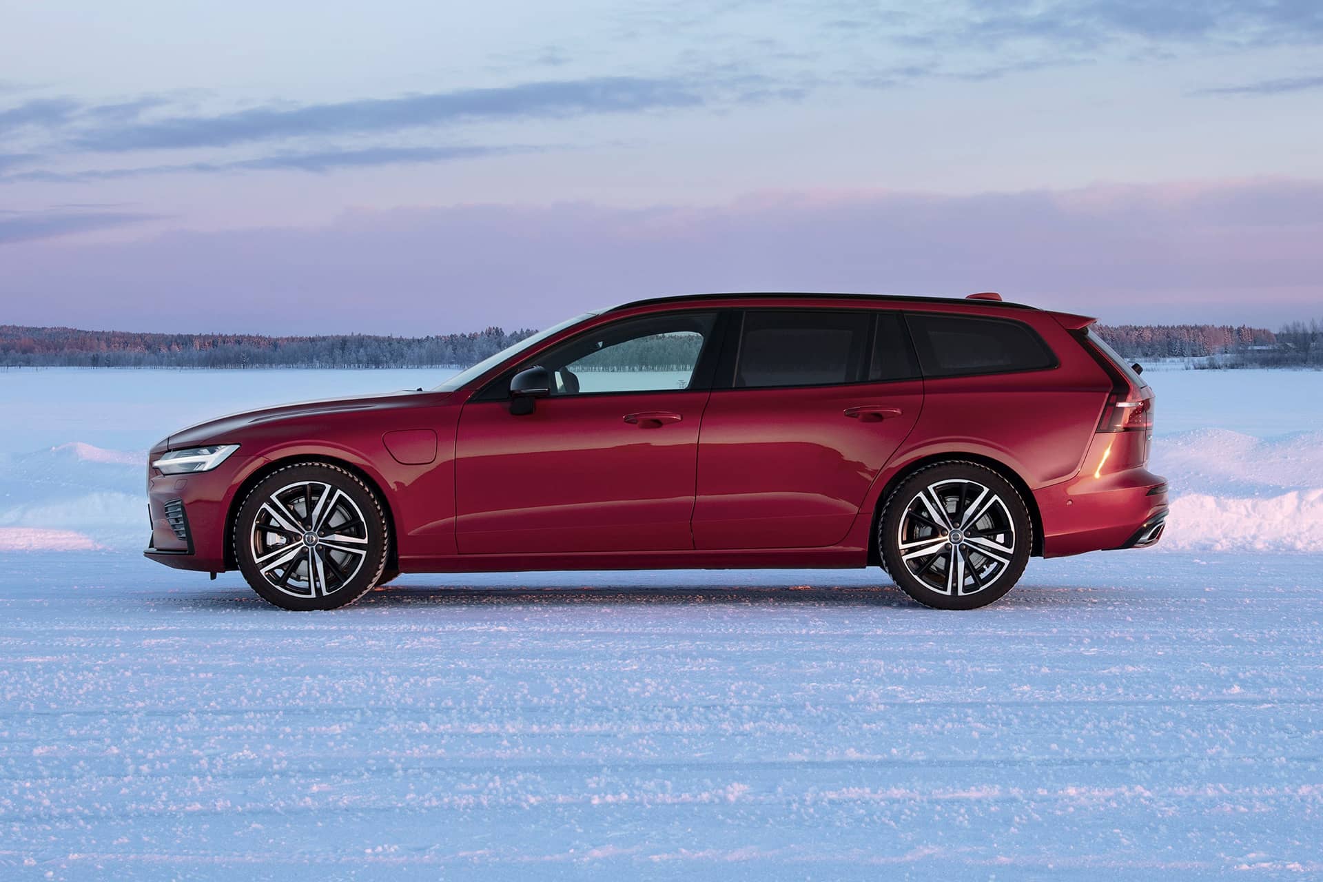 Vista lateral del Volvo V60 Híbrido sobre una superficie helada.