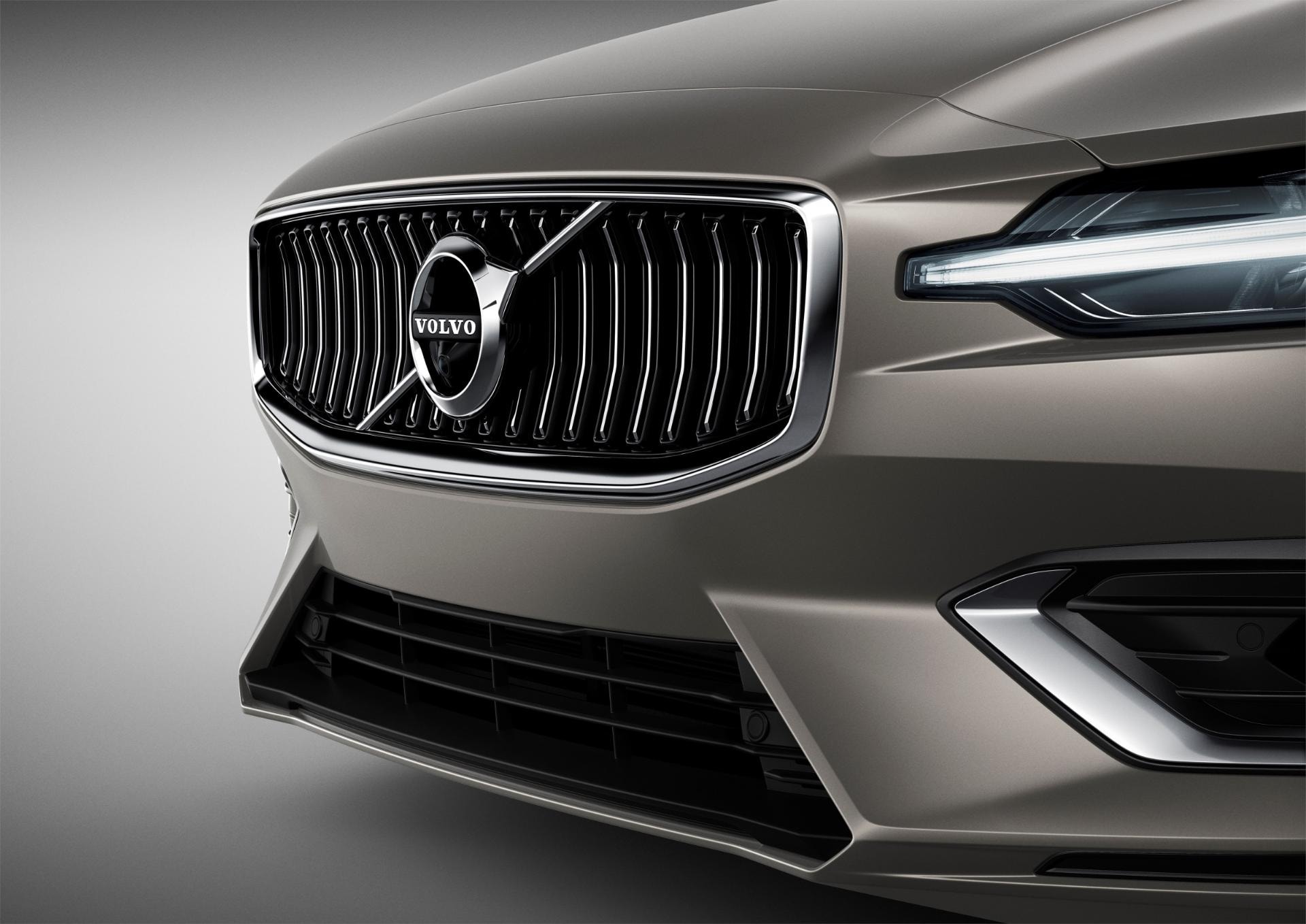 Primer plano de la parrilla frontal del Volvo V60 híbrido.